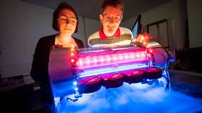 Die Doktoranden Susanne-Marie Kirsch und Felix Welsch mit der ersten Maschine, die Luft mit Muskeln aus Nickel-Titan kühlt.