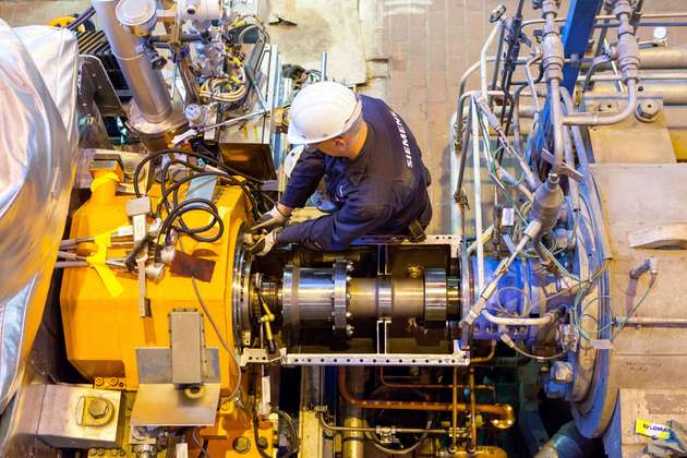 Damit alles passt: Ein Siemens-Mitarbeiter arbeitet an der magnetgelagerten Dampfturbine im Kraftwerk Jänschwalde.