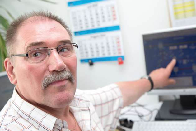 Durchblick beim Energiesparen: Werner Thomas, Gebäudemanager bei Radio Bremen Media, hat Gebäudeautomation und Energiemanagement am PC im Blick.