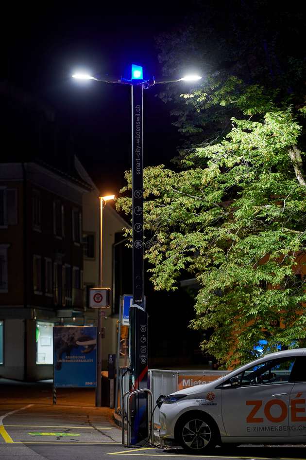 Der Smart City Tower liefert Strom für Elektroautos, sammelt Umweltdaten und stellt ein öffentliches WiFi-Netzwerk zur Verfügung.