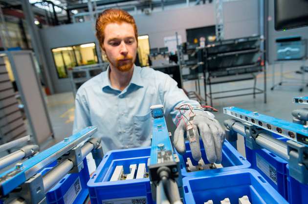 Mittels haptischer Signale wie Klopfen oder Vibrieren kann der Handschuh beispielsweise signalisieren, wenn ein falsches Bauteil ausgewählt wird.