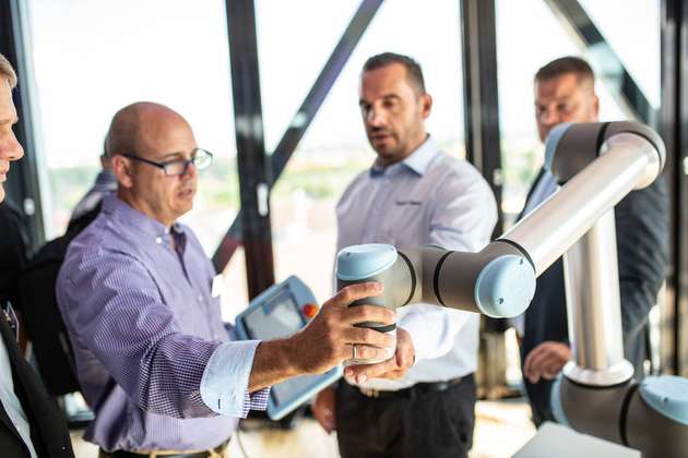 In Fachvorträgen und Workshops können sich Besucher unverbindlich über Funktionsweise, Programmierung, Flexibilität und Sicherheit kollaborierender Roboter informieren.