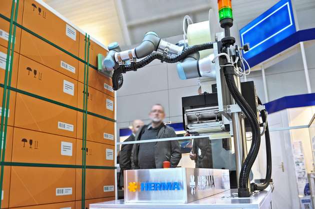 Das Verpackungsunternehmen OMS zeigte auf der Logimat, wie sich das Herma-System in eine Paletten-Verpackungslinie integrieren lässt.