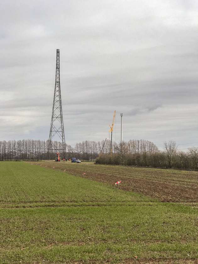 Der Gittermastturm vor der Sprengung.