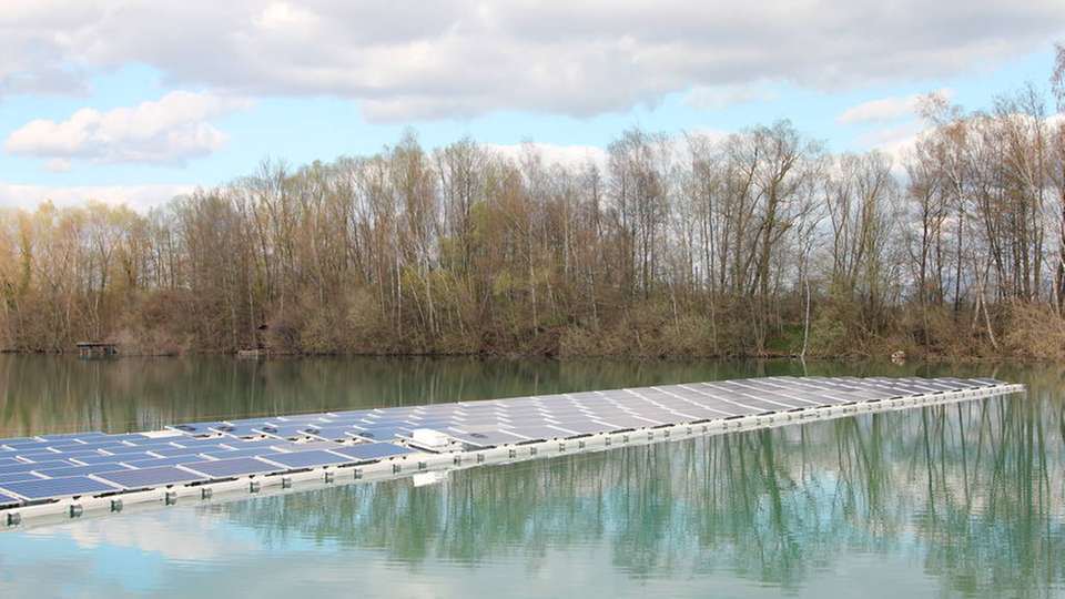 2.304 Photovoltaikmodule werden im Baggersee Maiwald auf schwimmenden Pontons installiert.