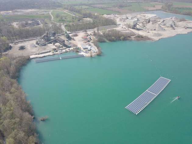 Der Baggersee Maiwald erhält die größte schwimmende PV-Anlage Deutschlands. Hier zu sehen sind 25 Prozent der gesamten Anlage.