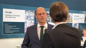 Christian Freise, Director Sales der Chemical Division von Beumer, im Gespräch mit Florian Streifinger (rechts im Bild) von der P&A-Redaktion.