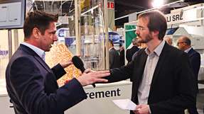 Daniel Schmickler (links im Bild), von Emerson Automation Solutions stellte den 3D-Schüttgut Scanner Rosemount 5708 vor.