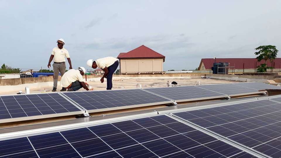 Installation der 10 kWp Solaranlage - Stanbic Bank Kasoa.