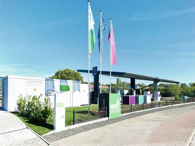 Im Ladepark Duisburg stehen vier Schnellladesäulen zur Verfügung. Das 180 qm große Solardach liefert 26.000 kWh Ökostrom im Jahr.