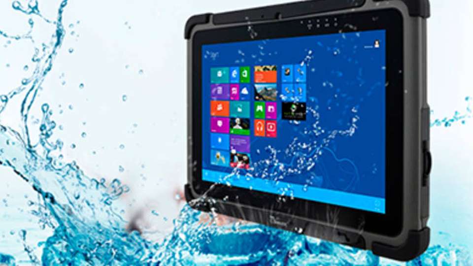 Mit der Schutzart IP65 ist der M101S-Tablet-PC unter anderem gegen Strahlwasser geschützt.