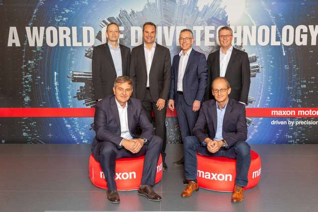 Die neue lokale Geschäftsleitung von Maxon Schweiz; hintere Reihe, von links nach rechts: Roger Lagodny, Jürg Schneiter, Daniel von Wyl und Stefan Preier; vordere Reihe, von links nach rechts: Patrik Gnos und Dominik Stockmann.