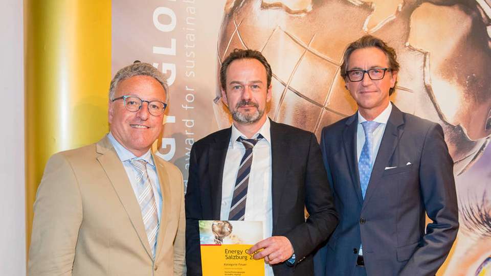 Bei der Urkundenübergabe im Rahmen des Energy Globe Award 2019 in Salzburg: Hans-Jörg Dullinger (Mitte), Grundfos-Vertriebsleiter Projekte CBS in Österreich, Dr. Heinrich Schellhorn (links), Laudator und Vorstandssprecher Dr. Leonhard Schitter (rechts), Salzburg AG für Energie, Verkehr & Telekommunikation.