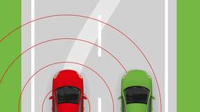 Moderne Fahrzeuge verfügen über Assistenzsysteme, die mithilfe von Sensoren etwa vor Gefahren beim Spurwechsel warnen.