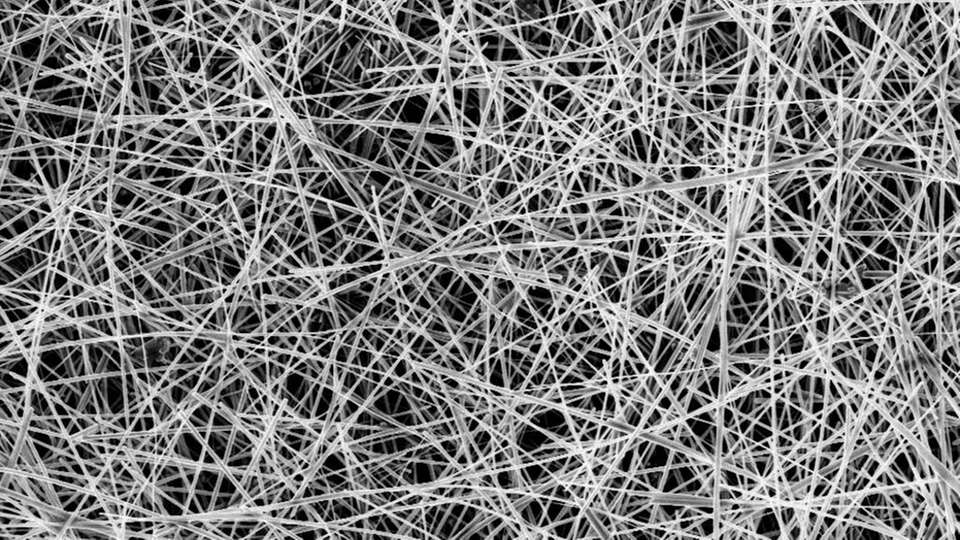 Ein Geflecht aus Silbernanodrähten bildet die flexible Elektronik. Die Drähte sind typischerweise 0,01 bis 0,02 mm lang und nur einige 10 nm dick.