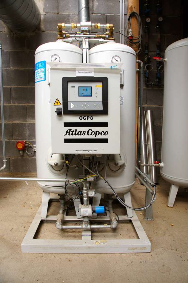 Bei der biologischen Entschwefelung wird der im Biogas enthaltene Schwefelwasserstoff unter Zugabe von reinem Sauerstoff - den dieser OGP 8 aus Druckluft abscheidet - von Bakterien zu elementarem Schwefel und Wasser umgesetzt.