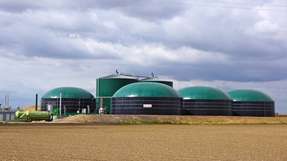 Die Biogasanlage im niedersächsischen Solschen erzeugt Biogas mit einem durchschnittlichen Methangehalt von 53 Prozent. Das Herzstück der Anlage bilden zwei 20 m hohe Fermenter (Bildmitte) sowie fünf Zwischenlager für das Biogas und den Gärrest mit der typischen Halbkugelform.