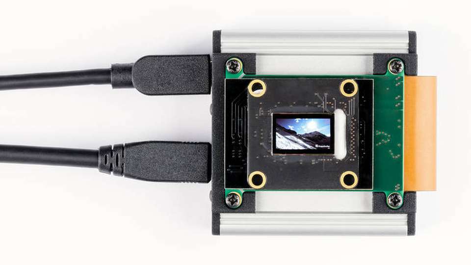 Ein erster Prototyp eines HMDs mit Durchsichtoptik für AR-Anwendungen ist mit den neuen 720p-Displays des Fraunhofer FEP ausgestattet.