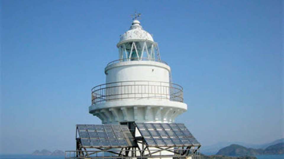 Ein Meilenstein in der Historie von Sharp: Der Leuchtturm der Ogami Insel in Nagasaki, ausgerüstet mit Sharp Solarmodulen.