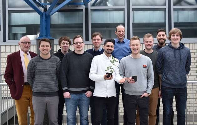 Die Studenten freuen sich mit ihren Betreuern Prof. Dr. Thomas Rose (links), Marek Michalewicz (zweiter von links), Matthias Lautenschläger (zweiter von rechts) und Projektkoordinator Prof. Dr. Jürgen Scholz (fünfter von rechts) über den Erfolg der Bilderkennung.