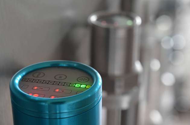 Der Sensor VA-214 ist ein Kompaktsystem mit Verstärker und verfügt über einen Digital- und Analogausgang sowie mehrere Spannungsausgänge.