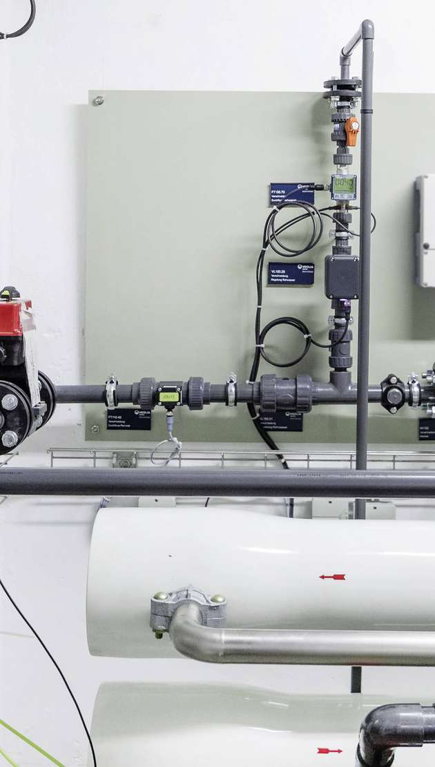 Die Wasserverschneidungsanlage wurde ohne Produktionsunterbrechung als fertiges Modul in die bestehende Verrohrung eingebunden.