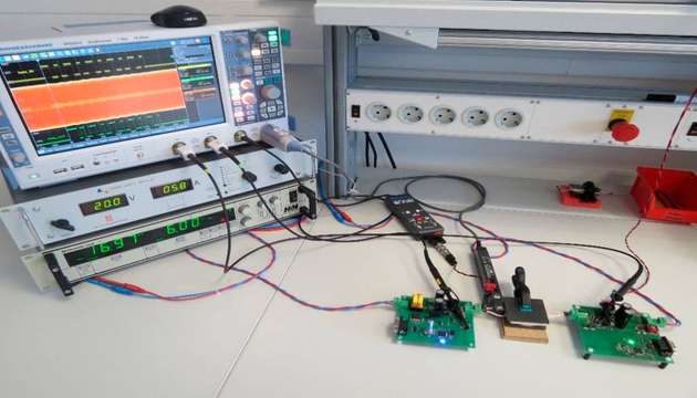 Der Messaufbau mit WPC-Transmitter und WPC-Receiver.