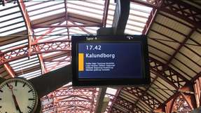 Digital-Signage-Lösungen, in Form von Informations- oder Werbesystemen, begegnen dem Verbraucher heute in jedem öffentlichen Raum, beispielsweise bei Fahrgastinformationssystemen in Bahnhöfen.