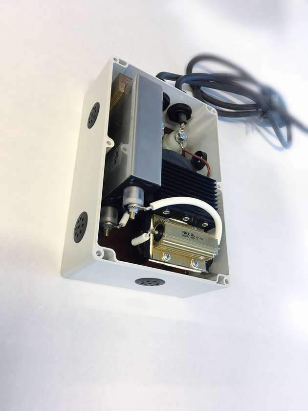 Der SCF (Series Circuit Filter) von ADB Safegate besteht aus zwei Widerständen, einer Ringkernspule und einem kundenspezifischen Kondensator von FTCAP.