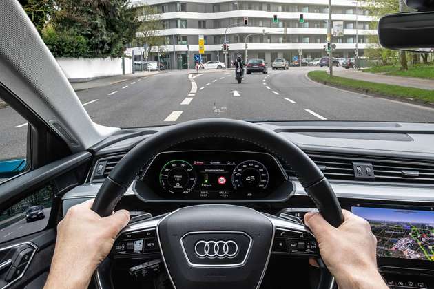 Im Cockpit wird dem Fahrer angezeigt, mit welcher Geschwindigkeit er die nächste grüne Ampel erreicht beziehungsweise wie lange es bis zur nächsten Grünphase dauert.