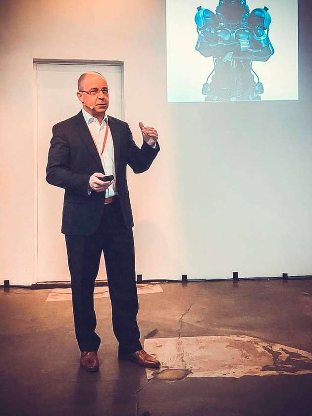 Die Morning Session Uses Cases startet Alexander Gerfer, CEO von Würth Elektronik eiSos. Laut ihm müssen Unternehmen klassische Strukturen überdenken und den Fokus viel stärker als bisher auf die Kundenbedürfnisse richten: „Wir müssen uns auf eine Generation ausrichten, die komplett anders arbeiten wird als wir – dann werden wir auch weiterhin existieren.“