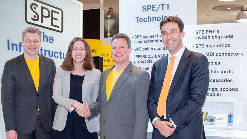 Handschlag zwischen den neuen Partnern, von links nach rechts: Frank Welzel, Director Global Product Management, Harting Electronics; Monika Kuklok, Director Communication & Power, TE Connectivity; Ralf Klein, Managing Director, Harting Electronics und Eric Leijtens, Global Product Manager of Industrial Communication, TE Connectivity.