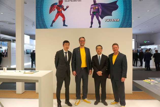 Auf der Hannover Messe bekräftigten die Unternehmen Zusammenarbeit, von links nach rechts: Hiroshi Satoh, Division General Manager, International Business Division, Hirose; Philip Harting, Vorstandsvorsitzender Harting; Kazunori Ishii, Präsident Hirose und Ralf Klein, Geschäftsführer Harting Electronics.