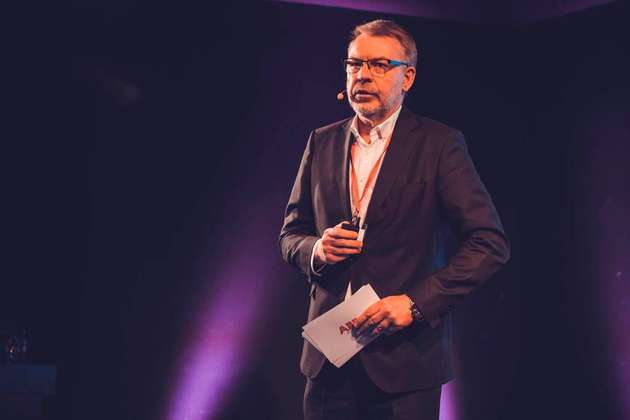 Die erste Morning Session Strategy beginnt. Hans-Georg Krabbe, Vorstandsvorsitzender von ABB Deutschland, widmet sich hier unter anderem der Beantwortung der Frage, welche Fähigkeiten Organisationen heute und morgen brauchen. „Digitalisierung bringt Unternehmen stärker in die Verantwortung, auch für gesellschaftliche Akzeptanz zu sorgen, raus aus dem industriellen Umfeld“, gibt der ABB-Chef einen Aspekt an.