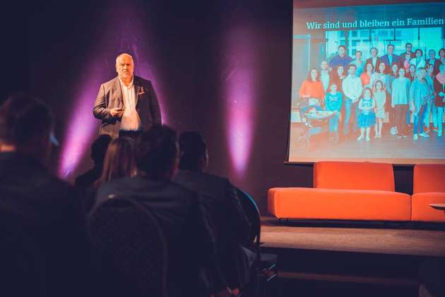 Gleichzeitig effizient und flexibel: Geht das? Matthias Altendorf, CEO von Endress+Hauser, erklärt die Rolle von organisationaler Ambidextrie – oder auch, wie Elefanten das Tanzen lernen. Denn „der Schlüssel zum Erfolg ist die organisationale Ambidextrie“, meint Altendorf.
