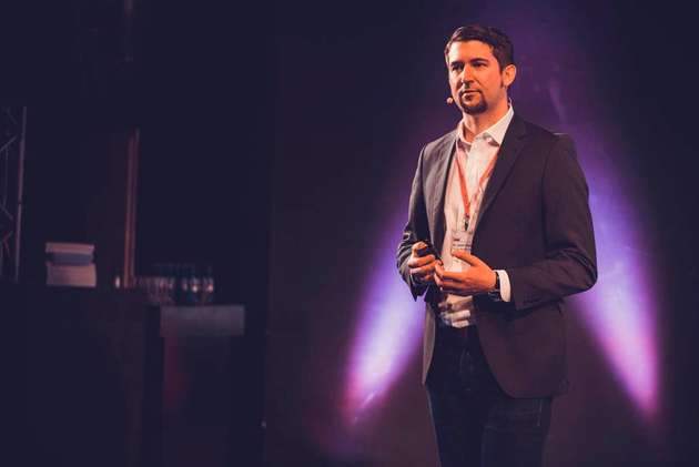 Der letzte Vortrag der Morning Session Strategy läuft an. Dr. Josef Waltl, Global Segment Lead – Industrial Software Amazon Web Services ...