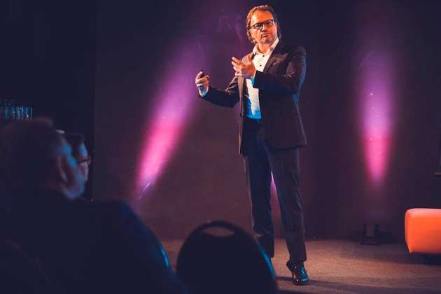 Auch in den Strategy-Afternoon-Sessions ist die Pause vorbei: Prof. Dirk Zupancic, CEO von DZP und Privatdozent an der Universität St. Gallen, steigt mit seinem Vortrag über Exponential Organizations wieder ein und erklärt, was diese anders machen und was man von ihnen lernen kann.