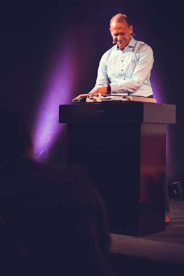 Und damit neigt sich auch die Strategy-Session mit dem Vortrag von Dr. Peter von Wartenberg, Geschäftsführer von Bosch Engineering, dem Ende zu. Anhand seiner früheren DJ-Karriere beantwortet er die Frage, wie sich Führungscharaktere für den rapiden Wandel in traditionellen Industrien interessieren und motivieren lassen.