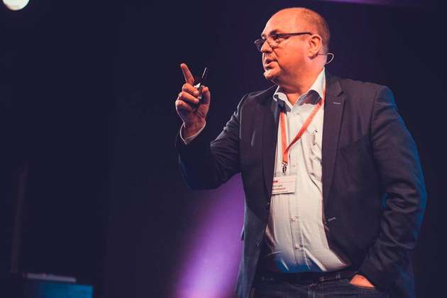 Einen gebührenden Abschluss dieses inspirierenden Tages gestaltete Prof. Dr. Lars Binckebanck, Marketingexperte der Hochschule Furtwangen. Er gab zu bedenken, dass Digital und Analog nur miteinander funktionieren und nicht gegeneinander spielen sollten, denn die Digitalisierung beinhaltet das Management paralleler Prozesse.