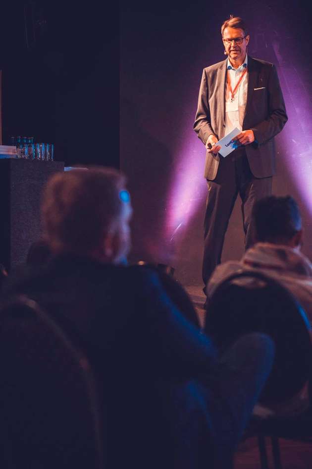 „Digitale Transformation geht auch ohne Disruption!“ Mit dieser Aussage schließt sich Christian Wendler, CEO von Lenze, an und erklärt, wie sich das Unternehmen von einer Engineering Company zum digitalen Vordenker gewandelt hat. „Ein Drittel unserer Mitarbeiter sind IT-Spezialisten und Vordenker der Industrie von morgen“, sagt der CEO in seinem Vortrag.