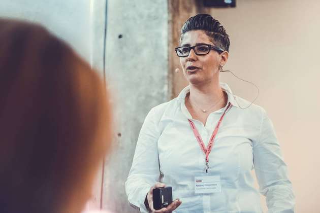 Der digitale Wandel beginnt im Kopf: Davon ist Nadine Despineux, Geschäftsführerin Digital & Service Solutions bei KraussMaffei, überzeugt. Einer der wichtigsten Schritte im digitalen Wandel ist es laut ihr, „das ganze Unternehmen auf die Reise mitzunehmen – Kommunikation hilft immer.“