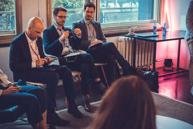 Zeitgleich zu den Sessions findet die Masterclass von T-Systems Multimedia Solutions statt. Thema ist Company Rebuilding und die Frage nach digitaler Erneuerung – auch im Traditionsunternehmen. Gestaltet wird die Masterclass von Stefan Pietschmann, Head of Smart Products and Services bei T-Systems Digital Solutions und Jan Pfeiffer, Senior Management Consultant, Detecon International.