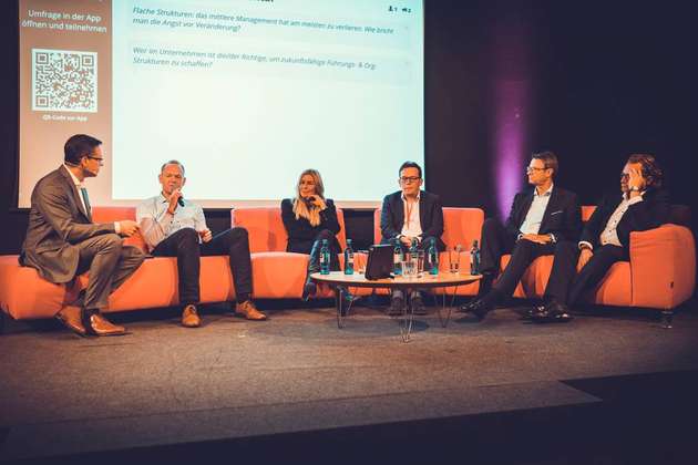Im Afternoon Panel sprechen Dr. Ulrich Faisst, Digital Transformation Officer bei Trumpf, Christian Wendler, CEO von Lenze, Prof. Dirk Zupancic, CEO von DZP und Privatdozent an der Universität St. Gallen, Dr. Peter von Wartenberg, Geschäftsführer von Bosch Engineering und Adriana M. Nuneva, Chief Digital Officer bei CWS International, über das Thema „Führung 4.0 – wie gestaltet man zukunftsfähige Führungs- und Organisationsstrukturen?“ Wendler traf hier unter anderem die Aussage: „Viele Führungskräfte scheitern an der Frage: Wenn ich das jetzt tue, bleibt das dann für immer so?“