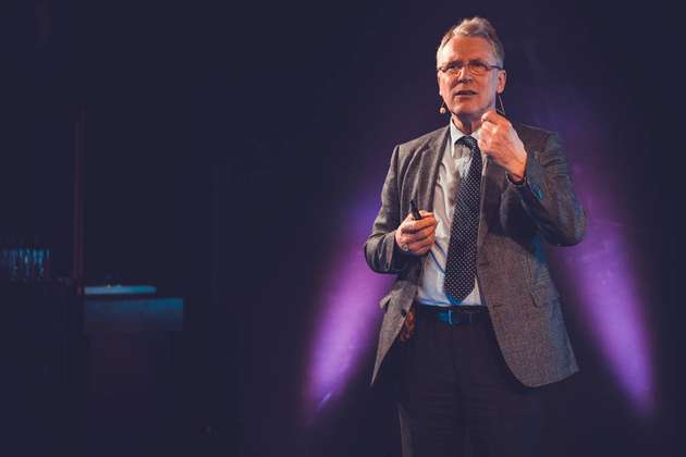 Nach dem Mittagessen geht es frisch gestärkt weiter mit der Keynote von Prof. Dr. Christoph Meinel, Institutsdirektor und CEO des Hasso-Plattner-Instituts (HPI). Für ihn fordert die Digitalisierung ein komplettes Überdenken bisheriger Strukturen, völlig egal, ob im kleinen Unternehmen oder im großen Konzern. Sein Schlusswort: „Sektoren funktionieren nicht weiter für sich, es wird eine Kooperation von allen brauchen, damit wir voran kommen!“