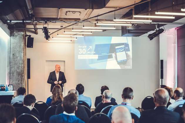 Währenddessen referiert Karel van der Horst, Regional Digital Officer Europe bei der BSH-Gruppe, im Rahmen der Use Cases zum Thema: „Business Model Innovation @ BSH – Mit Agile, Design Thinking und UX zum digitalen Kühlschrank“.