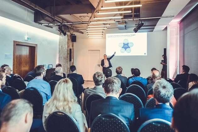 Abgerundet werden die Use Cases von Dr. Ulrich Faisst, Digital Transformation Officer bei Trumpf. Er widmet sich der Frage, wie man zukunftsfähige Führungs- und Organisationsstrukturen gestaltet, und stellt fest: „Eine effektive und effiziente Transformation erfordert einen Kulturwandel.“