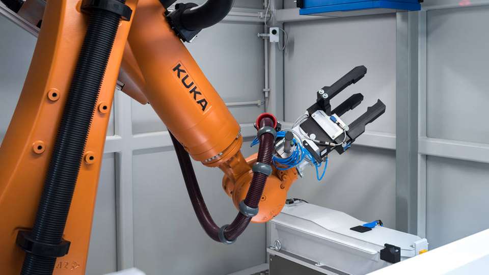Die flexible Positionierung der Bauteile durch den Einsatz eines 6-Achs-Roboters spart Zeit und Kosten.