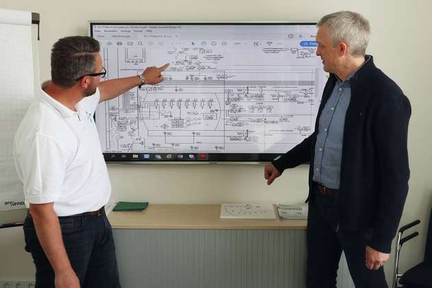 Für die einzelnen Projekte bildet Torsten Meinel-Dirumdam (links) lockere Teams mit Mitarbeitern der verschiedenen Abteilungen – so auch mit der Projektleitung. 