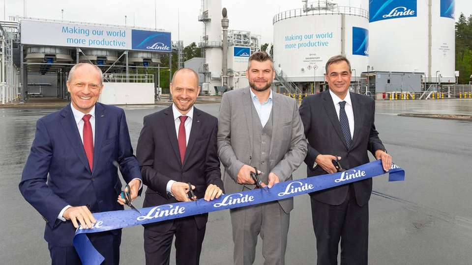 Bei der Eröffnung der Luftzerlegungsanlage in Röthenbach, von links nach rechts: Jens Waldeck, Geschäftsleiter Linde Gas Region Zentraleuropa, Linde-Vorstandsmitglied Dr. Christian Bruch, Betriebsleiter Christoph Krauß und Linde-Vorstandsmitglied Eduardo Menezes.