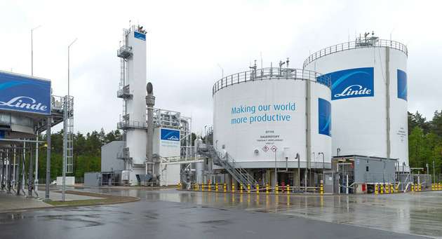 Auf dem 34.000 m2 großen Areal der Luftzerlegungsanlage wird neben Flüssigsauerstoff und Flüssigstickstoff auch Trockeneis produziert.